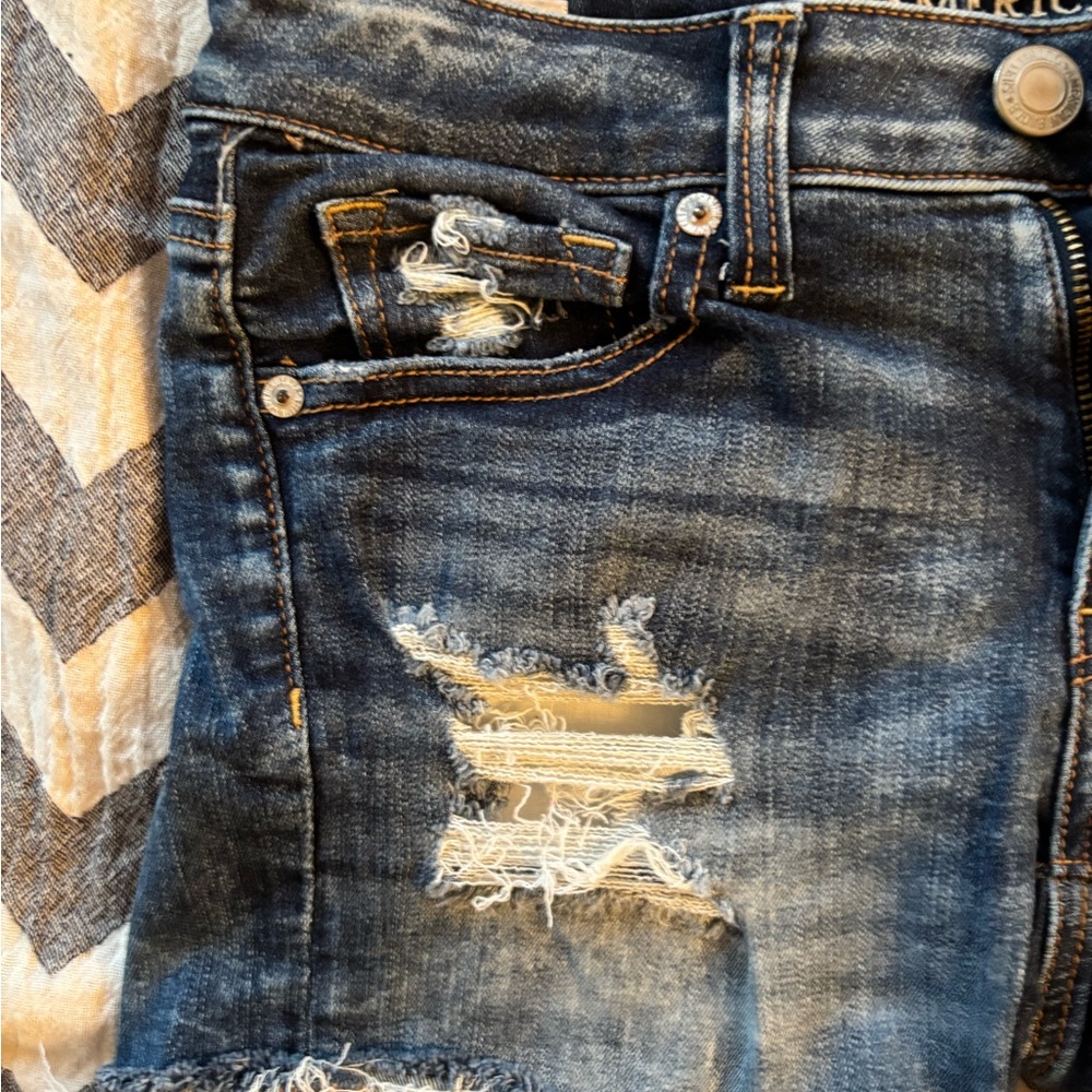 American Eagle Women's Distressed Jean Shorts - Dark Blue size 4 (D5526) - Picture 2 of 6